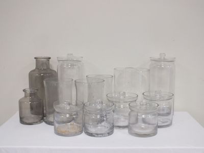 des bouteilles et des verres posés sur une table blanche recouverte d'une nappe blanche