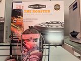 de nombreux articles exposés dans un magasin, parmi lesquels figure un four à rôtir