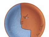 une assiette orange et bleue sur laquelle est peint un visage