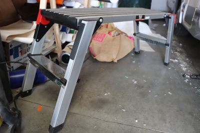 une image d'un établi dans un garage