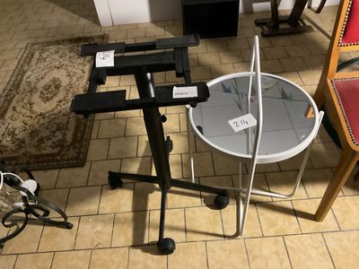 une batterie posée sur une table dans un salon