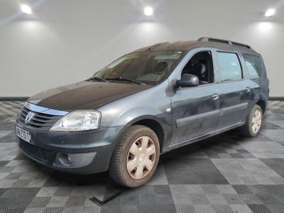 la photo d'une camionnette bleue garée dans une pièce
