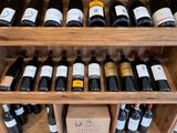 de nombreuses bouteilles de vin sur les étagères de la cave à vin