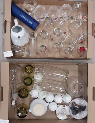 deux boîtes remplies de verres à vin vides et de verres à vin vides