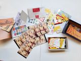 une table sur laquelle sont posées plusieurs cartes postales et d'autres objets