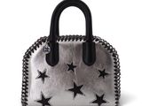 un sac à main argenté orné d'étoiles noires