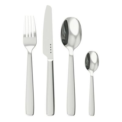 quatre fourchettes, cuillères et un couteau sur fond blanc