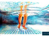 tableau représentant les jambes d'une femme sous l'eau dans une piscine