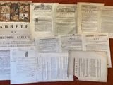 beaucoup de papiers qui sont posés sur la table