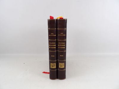 deux livres bruns posés l'un sur l'autre sur une surface blanche