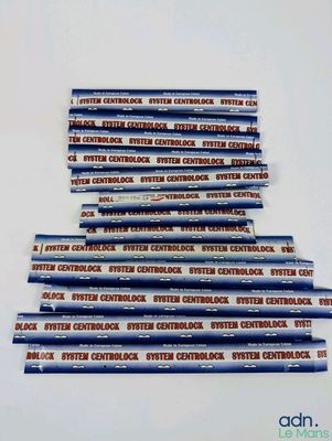 une pile de crayons bleus et blancs empilés les uns sur les autres