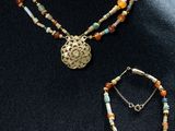 un gros plan sur un mannequin portant un collier et un bracelet