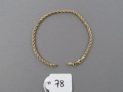 gros plan d'un bracelet en or portant une étiquette de prix