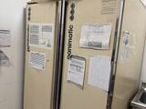 deux réfrigérateurs installés dans une pièce