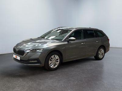 La voiture grise est garée dans une grande pièce au sol noir