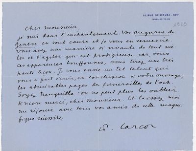 un gros plan d'un morceau de papier sur lequel on a écrit