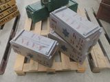 Plusieurs cartons sont empilés sur une palette dans un entrepôt