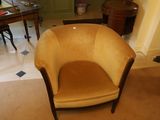une chaise qui se trouve dans le coin d'une pièce