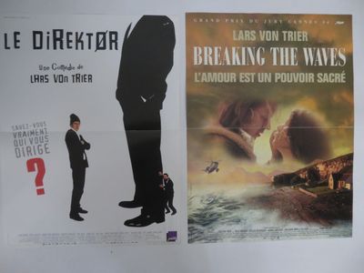 des affiches représentant des vagues déferlantes et un homme en costume, placées l’une à côté de l’autre