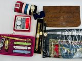 un grand nombre d'objets posés sur une table