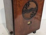 une radio à l'ancienne avec un boîtier en bois et un couvercle en bois