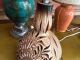 deux lampes posées sur une table sur laquelle se trouve une autre lampe