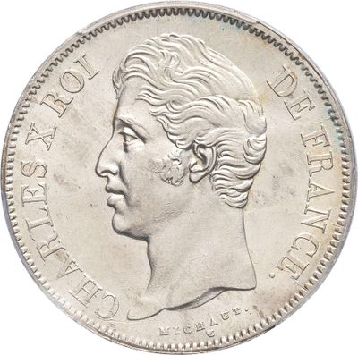 gros plan d'une pièce de monnaie sur laquelle figure un visage de femme