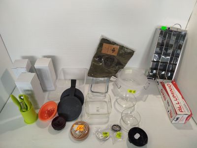 une photo d'un plan de travail de cuisine sur lequel sont disposés divers objets