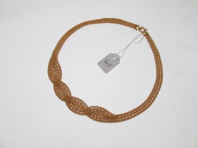 une photo d'un bracelet auquel est accrochée une étiquette