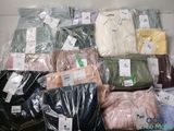beaucoup de chemises d'hommes emballées dans du plastique
