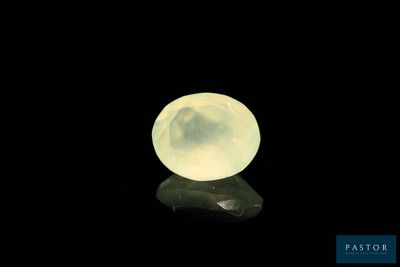 un gros plan d'une lampe posée sur un rocher