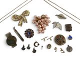 une photo d'une collection de bijoux posés sur une surface blanche