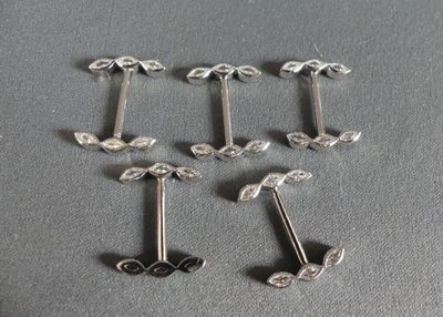 six paires de boucles d'oreilles en argent ornées de nœuds
