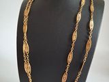gros plan d'un collier sur un présentoir pour mannequin