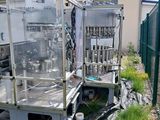 une machine qui se trouve sur le bord de la route