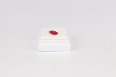 Rubis naturel sur papier. Poids: 0,89 carat