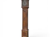 une grande horloge de parquet en bois exposée sur un fond blanc