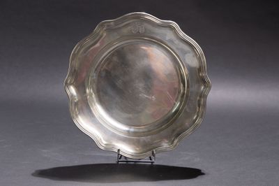une assiette en argent posée sur un socle