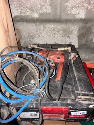 une boîte à outils sur laquelle sont posés tout un tas d'outils