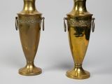 paire de vases anciens en laiton avec des anses, sur fond blanc