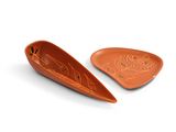 deux cuillères en céramique orange posées sur une surface blanche