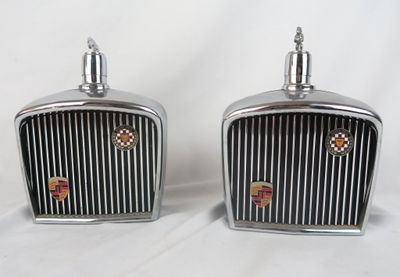 une paire d'ornements de capot de voiture chromés et noirs sur fond blanc