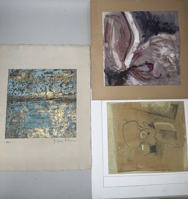 trois tableaux accrochés au mur d'une pièce : l'un est un tableau et l'autre est un tableau