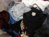 une pile de vêtements sur un lit