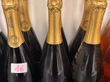 plusieurs bouteilles de vin sont alignées sur un comptoir