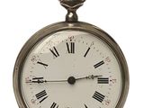 une montre de poche en argent avec des chiffres romains sur le cadran