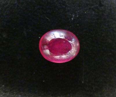 gros plan d'un diamant rouge sur une surface noire