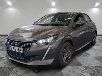 la voiture grise est garée sur un sol en damier dans le garage