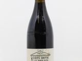 la bouteille de vin est posée sur une surface blanche