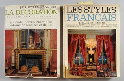 deux livres posés sur une table, avec une cheminée et un lustre en arrière-plan